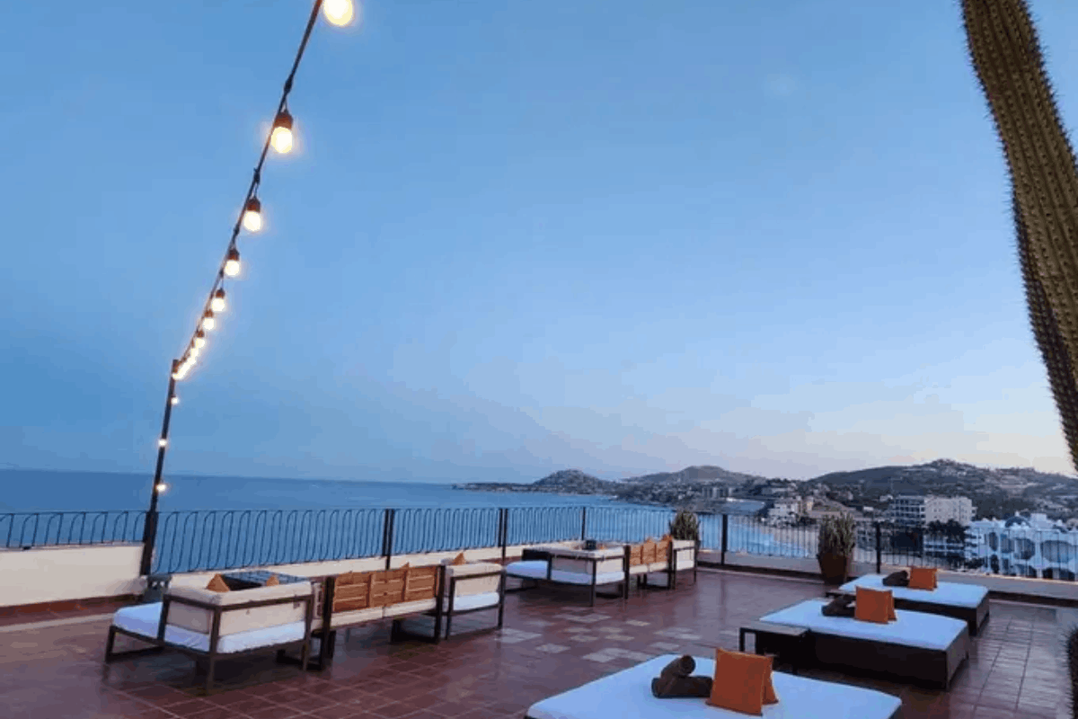 Sky Lounge en Krystal Grand Los Cabos con terraza, vista al Mar de Cortés y ambiente exclusivo.